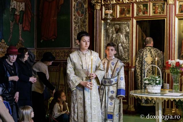 Denia celor 12 Evanghelii la Biserica „Sfânta Cuvioasă Parascheva” din Iași