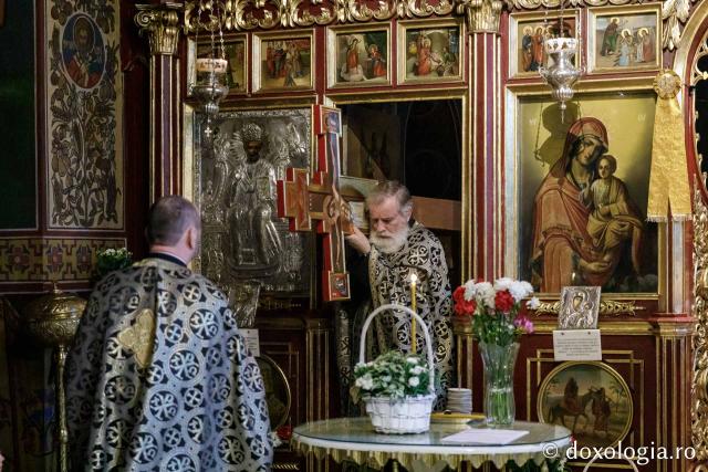 Denia celor 12 Evanghelii la Biserica „Sfânta Cuvioasă Parascheva” din Iași