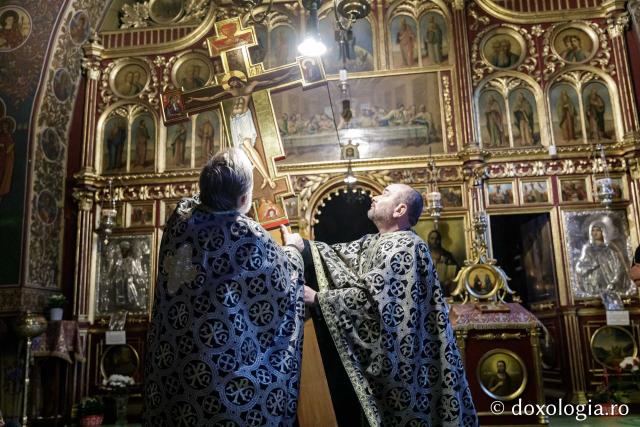 Denia celor 12 Evanghelii la Biserica „Sfânta Cuvioasă Parascheva” din Iași