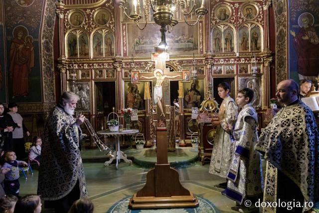 Denia celor 12 Evanghelii la Biserica „Sfânta Cuvioasă Parascheva” din Iași