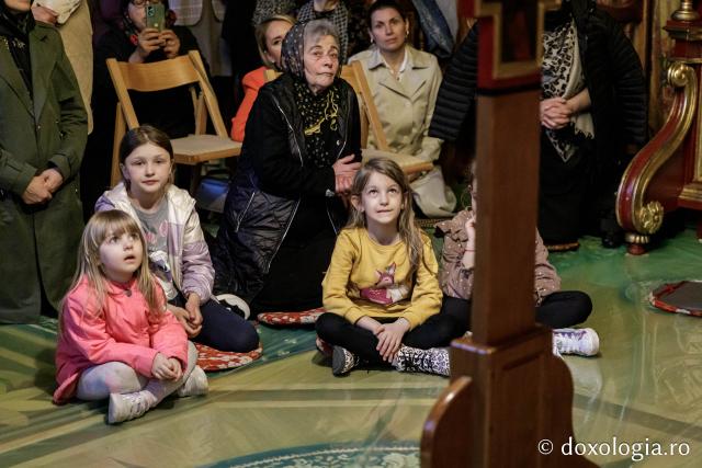 Denia celor 12 Evanghelii la Biserica „Sfânta Cuvioasă Parascheva” din Iași
