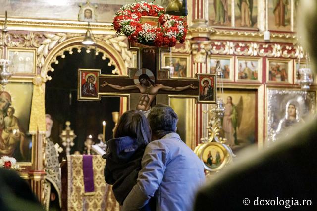 Denia celor 12 Evanghelii la Biserica „Sfânta Cuvioasă Parascheva” din Iași