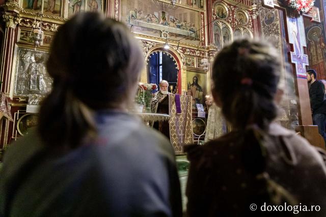 Denia celor 12 Evanghelii la Biserica „Sfânta Cuvioasă Parascheva” din Iași