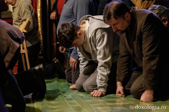 Denia celor 12 Evanghelii la Biserica „Sfânta Cuvioasă Parascheva” din Iași