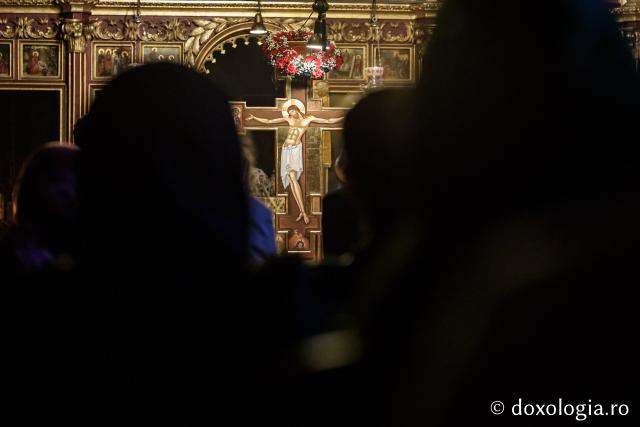 Denia celor 12 Evanghelii la Biserica „Sfânta Cuvioasă Parascheva” din Iași