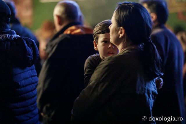 (Foto) La umbra Crucii: Denia celor 12 Evanghelii la BiDenia celor 12 Evanghelii la Biserica „Sfânta Cuvioasă Parascheva” din Iașiserica „Sfânta Cuvioasă Parascheva” din Iași