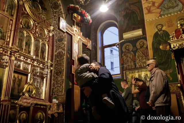 Denia celor 12 Evanghelii la Biserica „Sfânta Cuvioasă Parascheva” din Iași