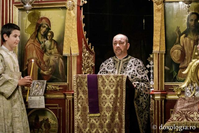 Denia celor 12 Evanghelii la Biserica „Sfânta Cuvioasă Parascheva” din Iași