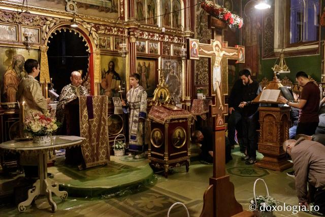 Denia celor 12 Evanghelii la Biserica „Sfânta Cuvioasă Parascheva” din Iași