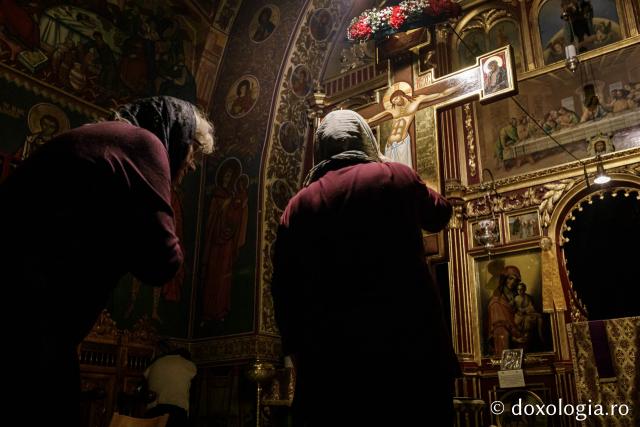 Denia celor 12 Evanghelii la Biserica „Sfânta Cuvioasă Parascheva” din Iași