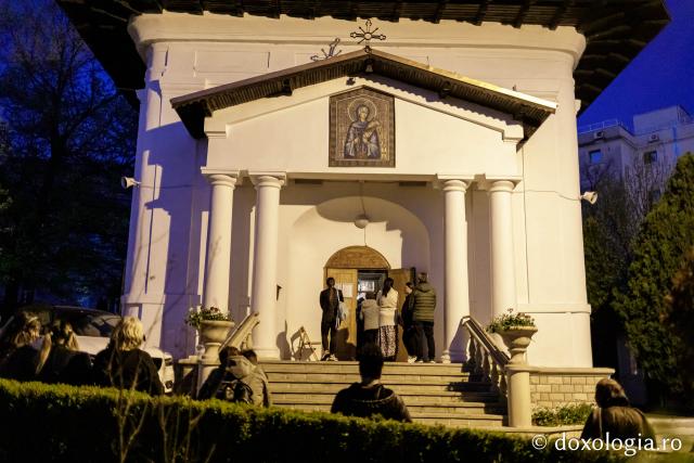 Denia celor 12 Evanghelii la Biserica „Sfânta Cuvioasă Parascheva” din Iași