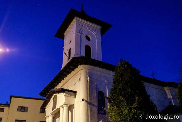 Denia celor 12 Evanghelii la Biserica „Sfânta Cuvioasă Parascheva” din Iași