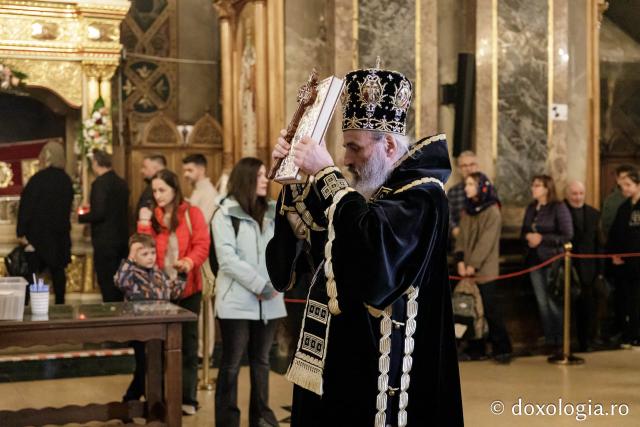 (Foto) „Neamurile toate, laudă-ngSlujba Prohodului Domnului la Catedrala Mitropolitană din Iașiropării Ţi-aduc, Hristoase al meu” – Slujba Prohodului Domnului la Catedrala Mitropolitană din Iași