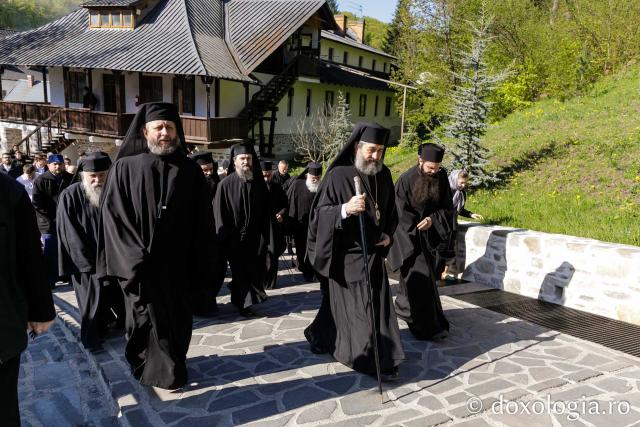 Moaștele Sfinților Paisie și Cleopa de la Sihăstria