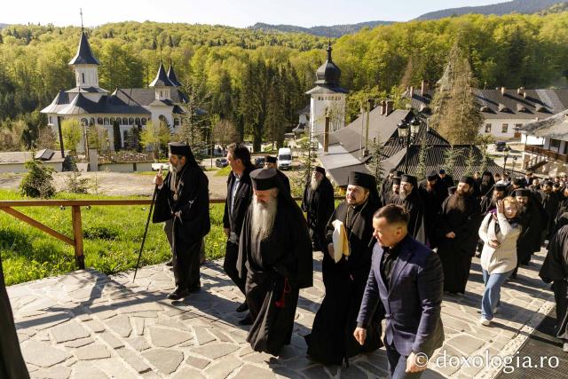 Moaștele Sfinților Paisie și Cleopa de la Sihăstria