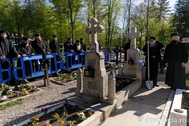 Moaștele Sfinților Paisie și Cleopa de la Sihăstria
