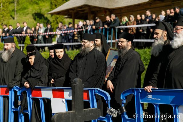Moaștele Sfinților Paisie și Cleopa de la Sihăstria