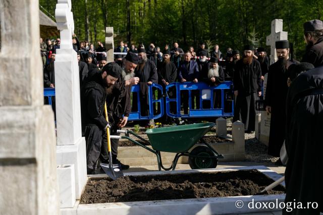 Moaștele Sfinților Paisie și Cleopa de la Sihăstria