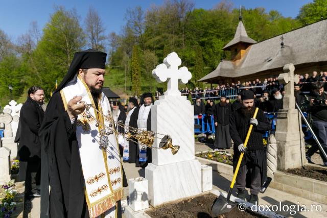 Moaștele Sfinților Paisie și Cleopa de la Sihăstria