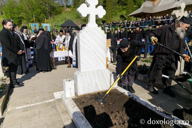 Moaștele Sfinților Paisie și Cleopa de la Sihăstria