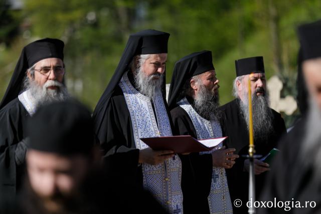 Moaștele Sfinților Paisie și Cleopa de la Sihăstria