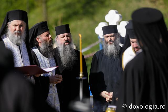 Moaștele Sfinților Paisie și Cleopa de la Sihăstria
