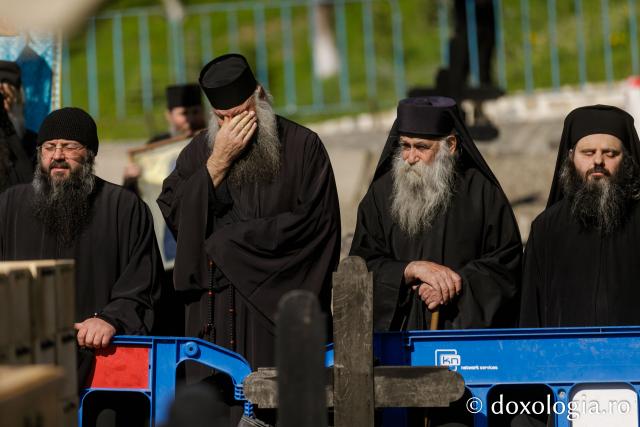 Moaștele Sfinților Paisie și Cleopa de la Sihăstria