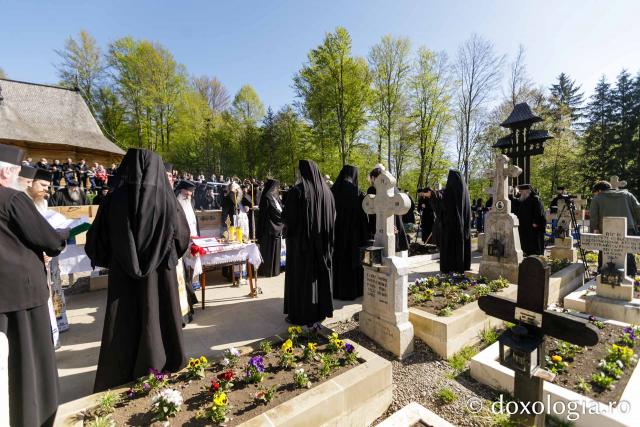 Moaștele Sfinților Paisie și Cleopa de la Sihăstria