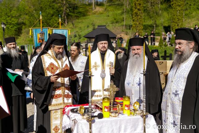 Moaștele Sfinților Paisie și Cleopa de la Sihăstria
