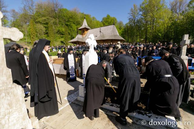 Moaștele Sfinților Paisie și Cleopa de la Sihăstria