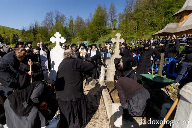 Moaștele Sfinților Paisie și Cleopa de la Sihăstria