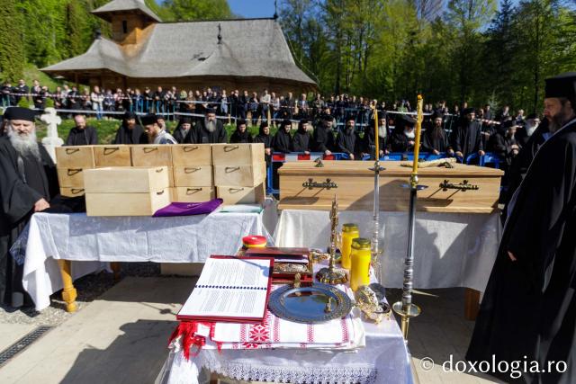 Moaștele Sfinților Paisie și Cleopa de la Sihăstria