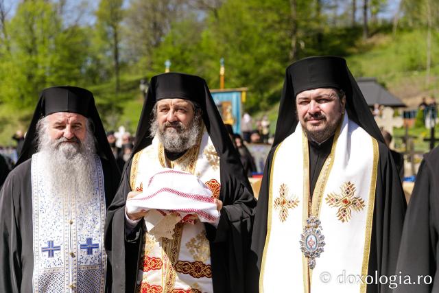Moaștele Sfinților Paisie și Cleopa de la Sihăstria