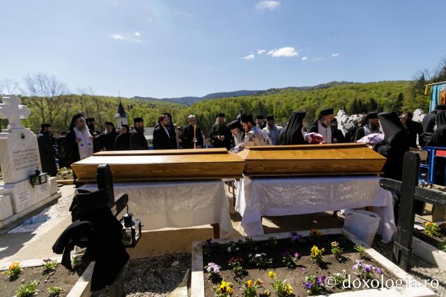 Moaștele Sfinților Paisie și Cleopa de la Sihăstria