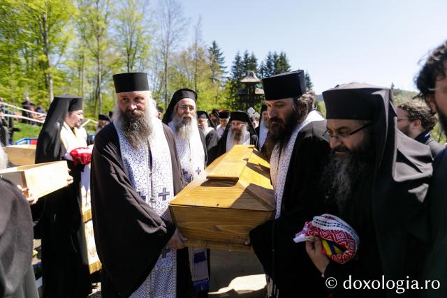 Moaștele Sfinților Paisie și Cleopa de la Sihăstria