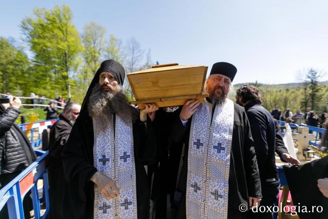 Moaștele Sfinților Paisie și Cleopa de la Sihăstria