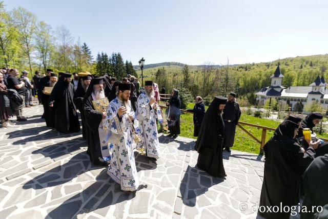 Moaștele Sfinților Paisie și Cleopa de la Sihăstria