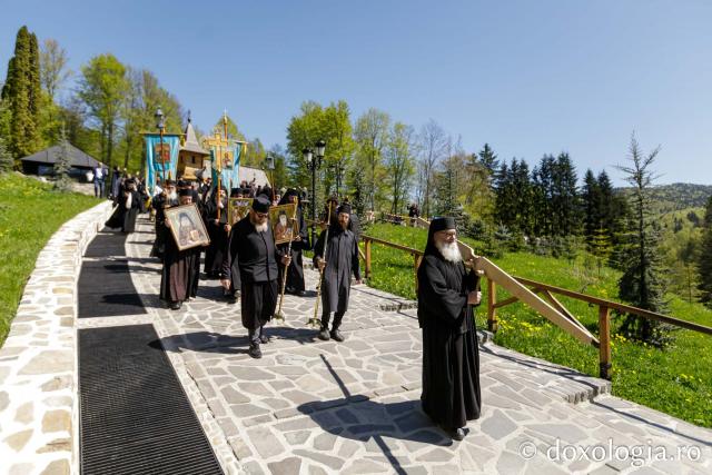 Moaștele Sfinților Paisie și Cleopa de la Sihăstria