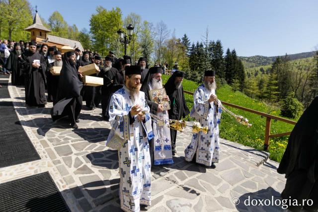 Moaștele Sfinților Paisie și Cleopa de la Sihăstria