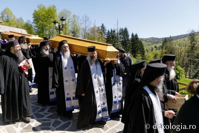 Moaștele Sfinților Paisie și Cleopa de la Sihăstria