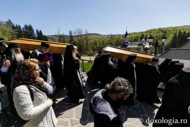 Moaștele Sfinților Paisie și Cleopa de la Sihăstria
