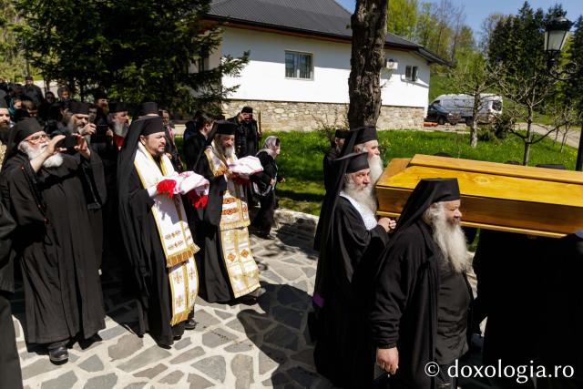 Moaștele Sfinților Paisie și Cleopa de la Sihăstria