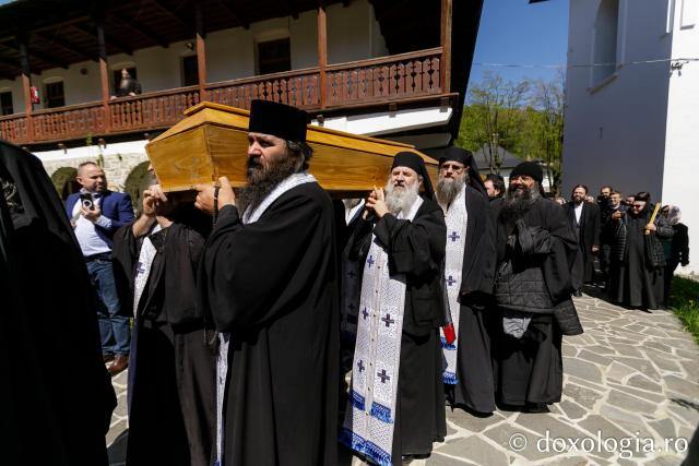 Moaștele Sfinților Paisie și Cleopa de la Sihăstria