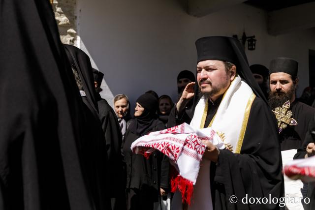 Moaștele Sfinților Paisie și Cleopa de la Sihăstria