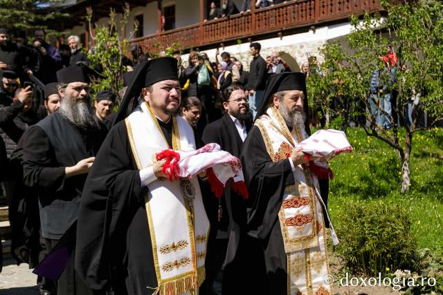 Moaștele Sfinților Paisie și Cleopa de la Sihăstria