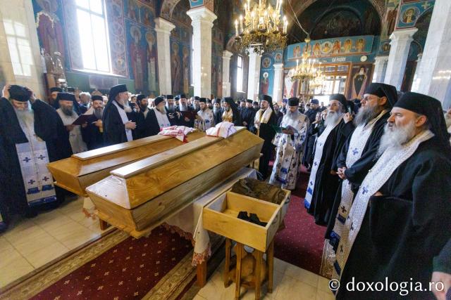 Moaștele Sfinților Paisie și Cleopa de la Sihăstria