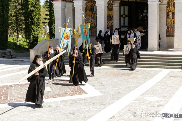 Moaștele Sfinților Paisie și Cleopa de la Sihăstria