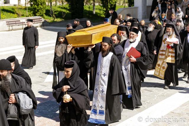 Moaștele Sfinților Paisie și Cleopa de la Sihăstria