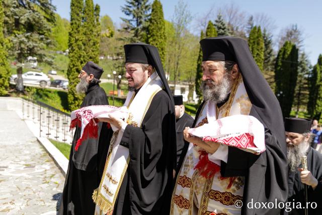 Moaștele Sfinților Paisie și Cleopa de la Sihăstria