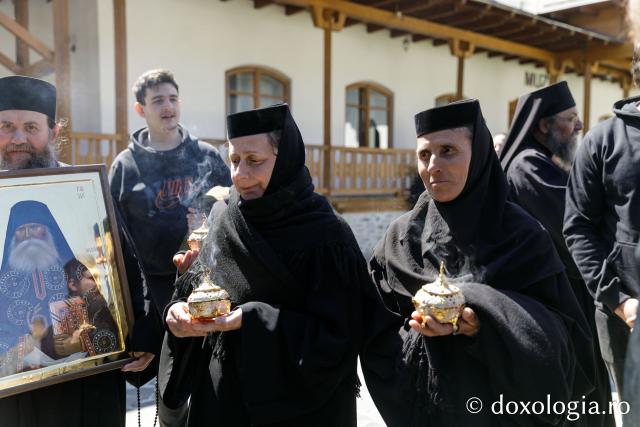 Moaștele Sfinților Paisie și Cleopa de la Sihăstria